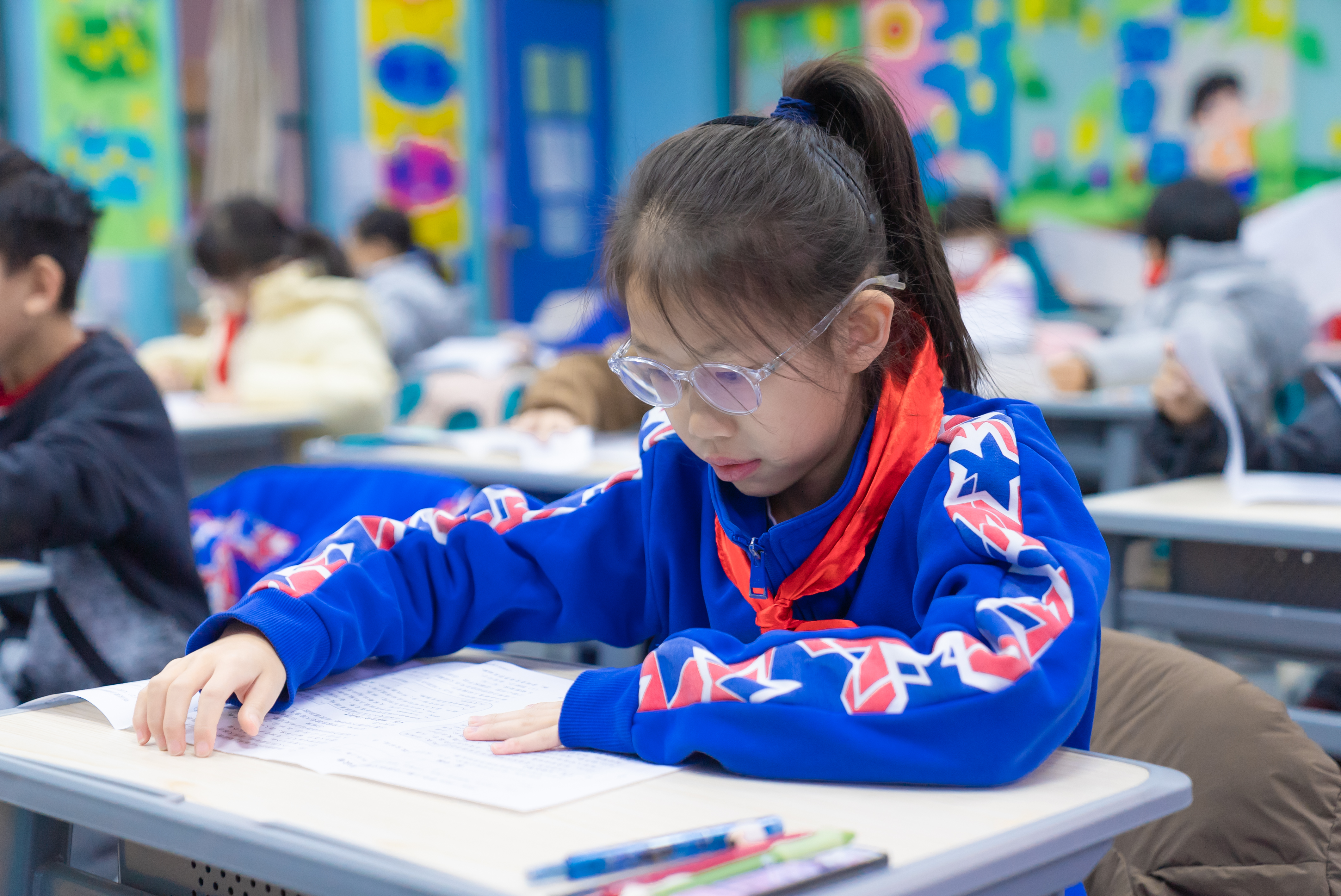 图9三到六年级同学认真答题